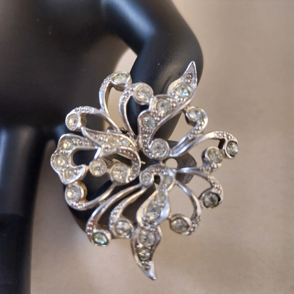 Elegant Silver Floral Earrings Clips - Picture 7 of 14